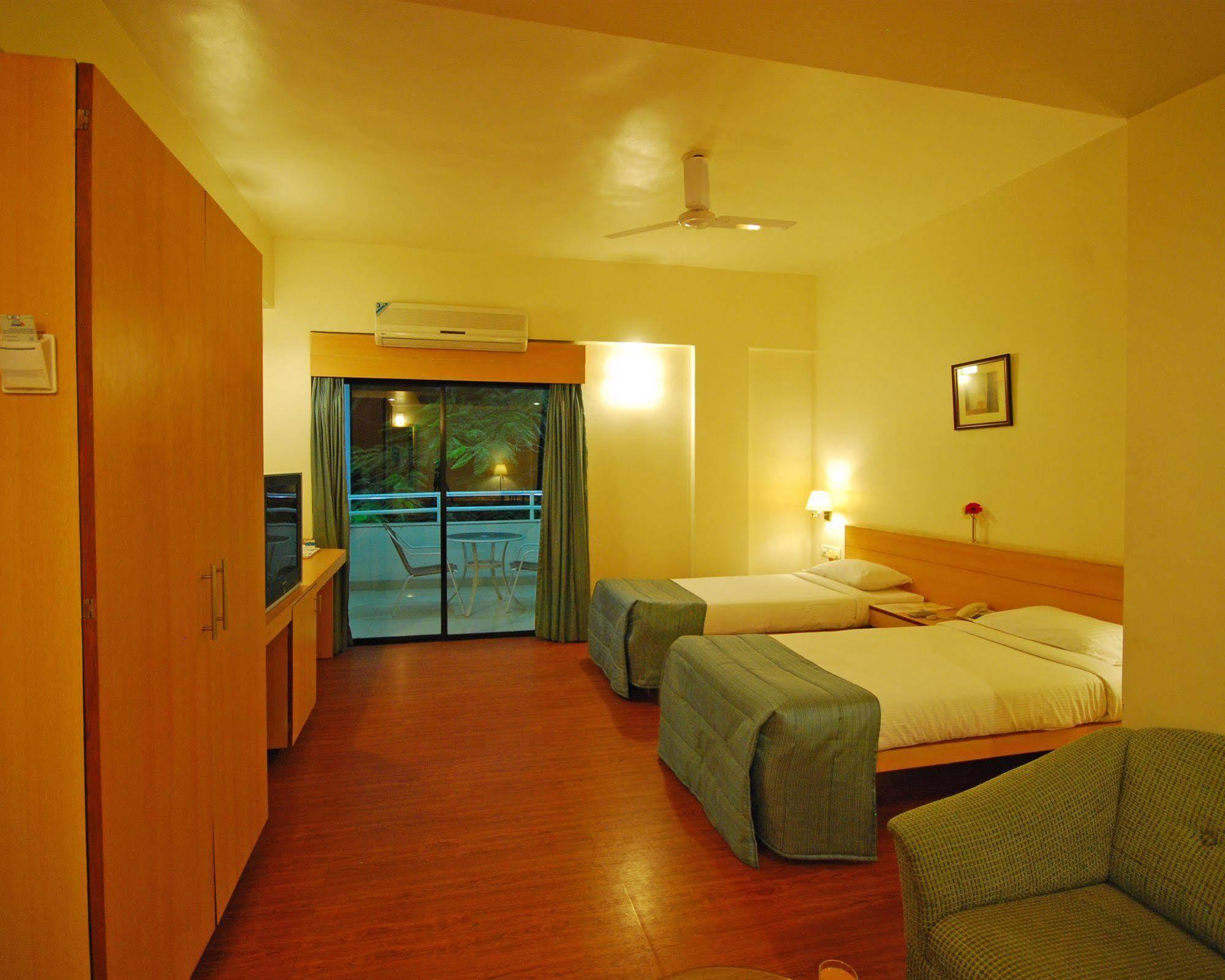 Hotel Phoenix Koregaon Park Pune Ngoại thất bức ảnh