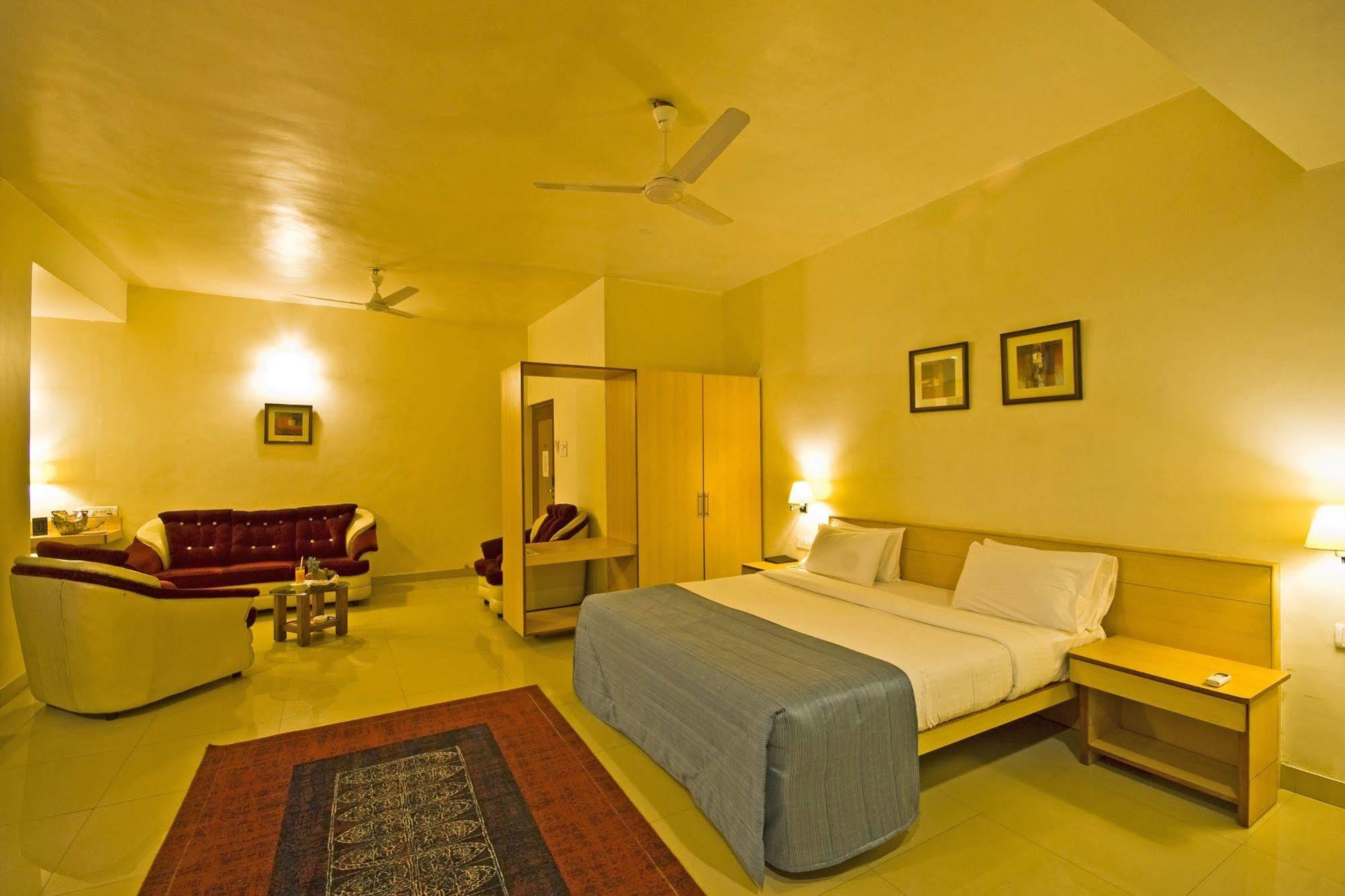 Hotel Phoenix Koregaon Park Pune Ngoại thất bức ảnh