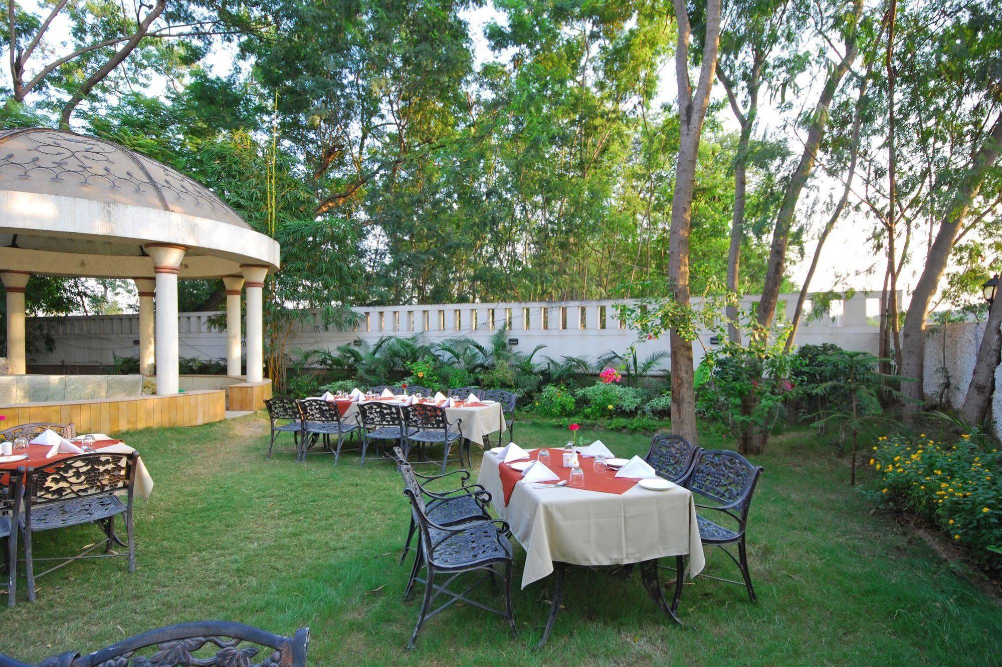 Hotel Phoenix Koregaon Park Pune Ngoại thất bức ảnh